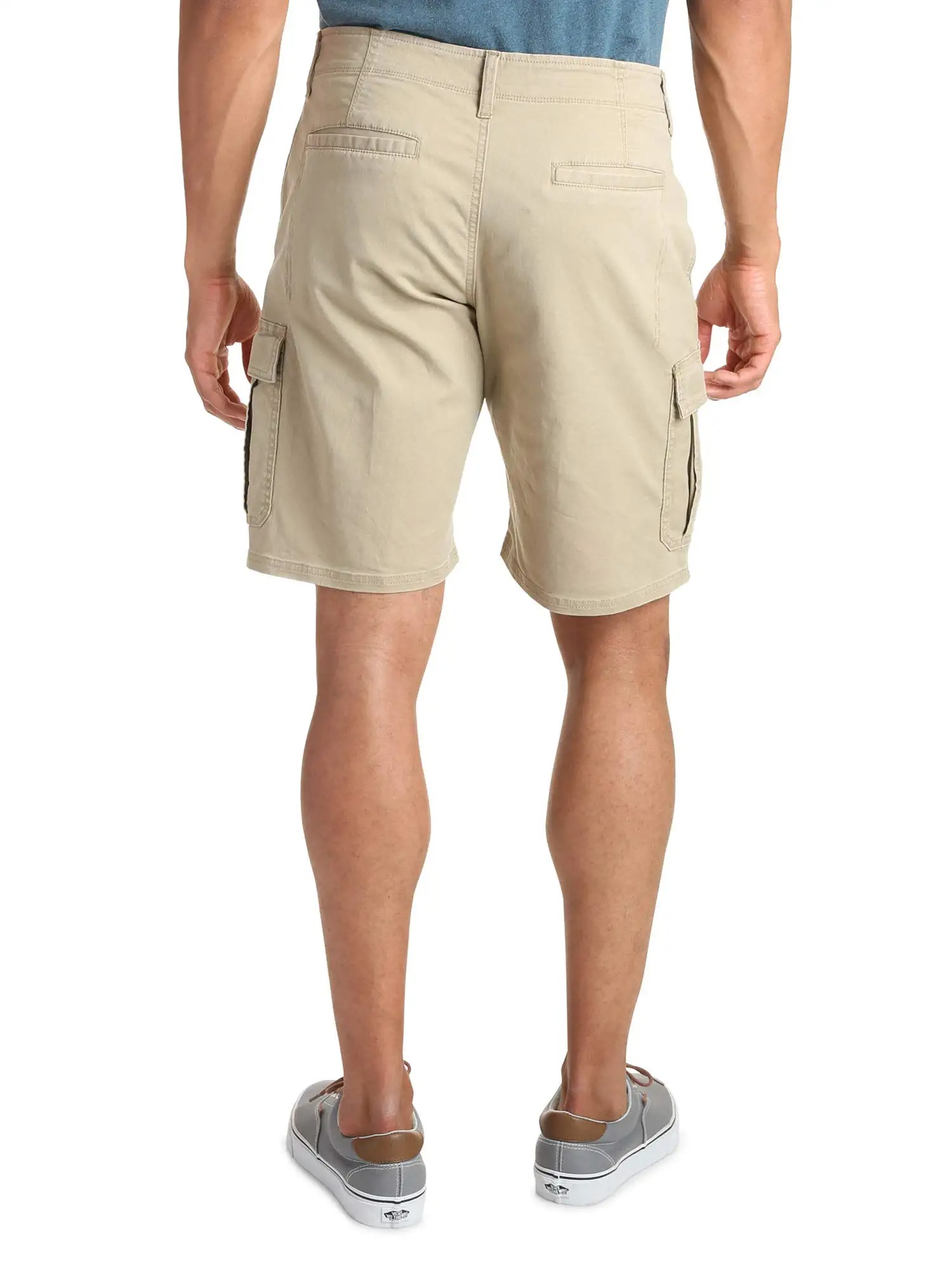 The effect picture of men's khaki back cargo shorts pocket